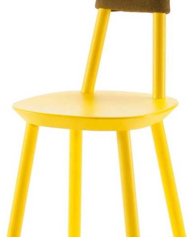 Žlutá židle z masivu EMKO Naïve